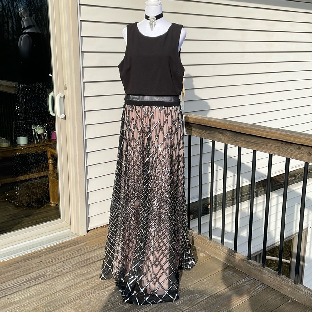 Beautiful Say Yes To The Prom Dress by Macys - Picture 3 of 17